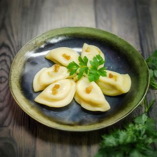 Вареники з картоплею та смаженими грибами + сметана (250 г)