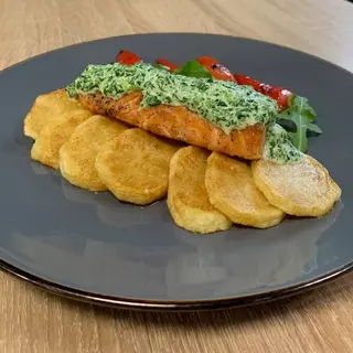 Теплий лосось під шпинатно вершковим соусом