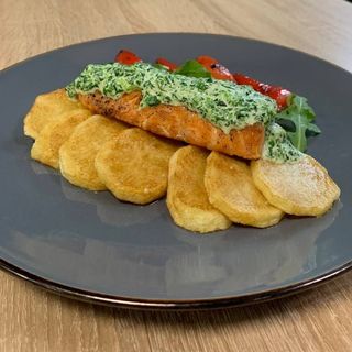 Теплий лосось під шпинатно вершковим соусом