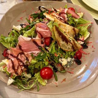 Салат Хамон з карамелізованою грушею та сиром Дор блю