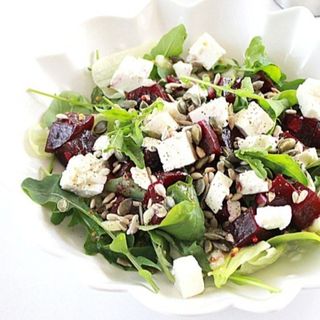 Салат з буряка та м'якого сиру