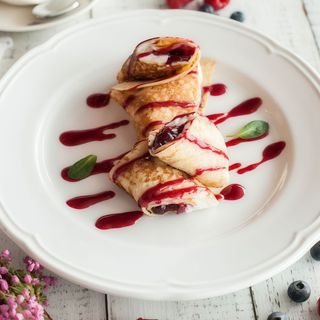 Млинці з джемом, м'яким сиром та сметаною