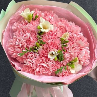 Букет із рожевих гвоздик та фрезії