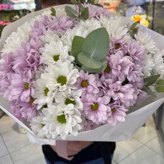 Букет із 13 хризантем мікс + евкаліпт 