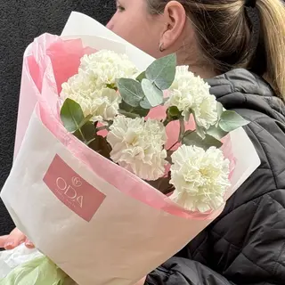 Букет з 5 білих гвоздик та евкаліптом