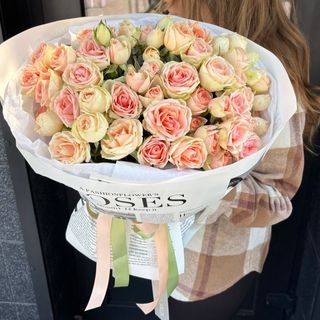 Букет із 13 кущових троянд Крісті