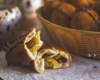 Пиріжок з яблуком