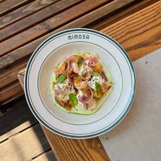 Салат з томатами, креветками та мусом із фети (240 г)