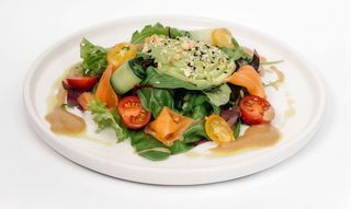 Салат зі свіжим лососем та авокадо (210г)