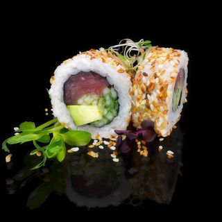 Рол Каліфорнія в кунжуті з тунцем (210г)