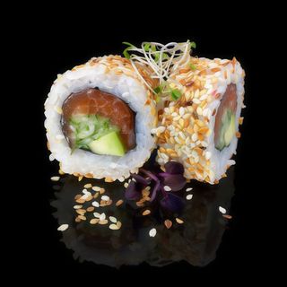 Рол Каліфорнія з копченим лососем в кунжуті (210г)