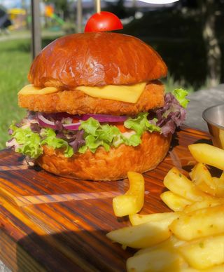 Бургер з хрусткою курочкою, фрі, соус 