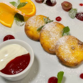 Сирники з джемомо та фруктами (250/50г)