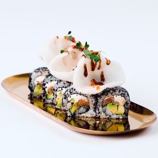 Рол з лососем в чорній ікрі ( 280)