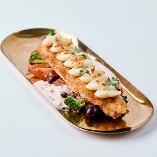 Філе білої риби у вершково ікорному соусі (230 г)