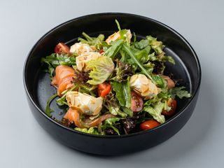 Салат зі слабосолоним лососем, Крем-сиром та мигдалевими пластівцями (220г)