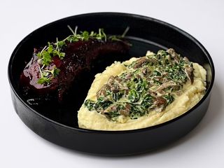 Язик з картопляним пюре, смаженими грибами та шпинатом (300г)