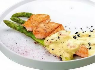 Обсмажений лосось на спаржевій квасолі  з міні- креветками (300гр)
