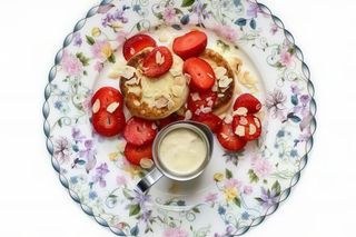 Рум’яні сирники  з родзинками і ванільною сметаною(180/50гр)