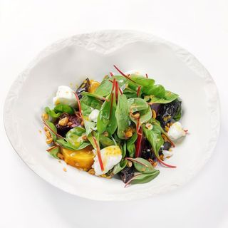 Салат з печеним буряком, в'яленим чорносливом і козячим сиром (300г)