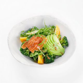 Салат з лососем та авокадо (300г)