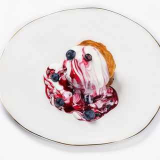 Оладки чорничні зі сметанним соусом (150/50/50г)