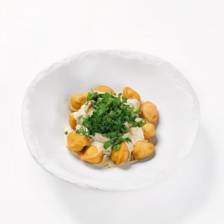 Смажені пельмені з грибним соусом  та зеленню (350/20г)