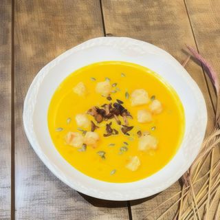 Гарбузовий крем суп з лисичками та трюфельної олією(350 грам)