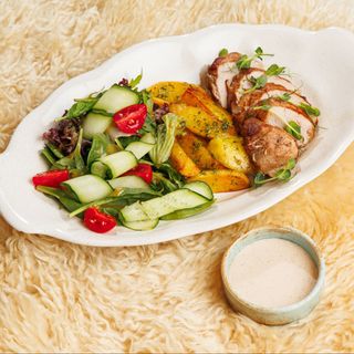 Свинна вирізка з картоплею та грибним соусом