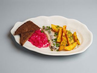 Оселедець з картоплею та маринованою цибулею