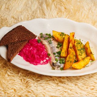 Оселедець з картоплею та маринованою цибулею