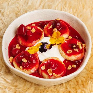 Сирники з вишнею та полуницею