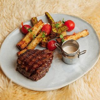 Фермерський яловичий стейк з овочами