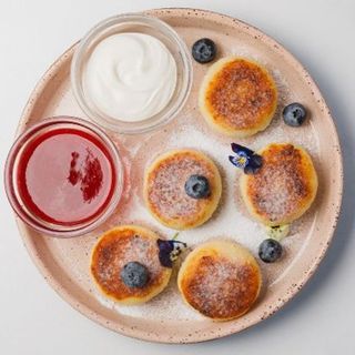 Сирники з ягодами та сметаною (200/100г)