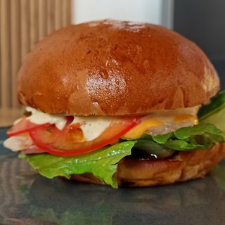 Бургер з яловичою котлетою 