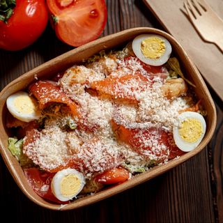 Салат Цезар з креветкми та сьомгою (280г)