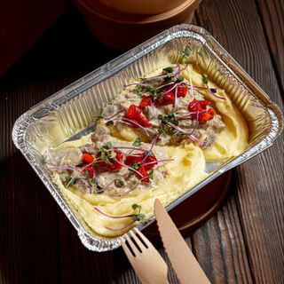 Яловичий строганофф з картопляним пюре