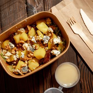 Салат з курячою печінкою, та фруктами