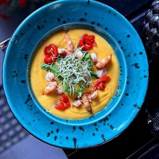 Гарбузовий крем-суп з креветками та печеним перцем
