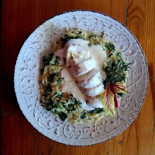 Різоні зі шпинатом та куркою дор-блю