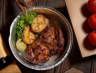 Стейк зі свинини з печеною картоплею (200г)