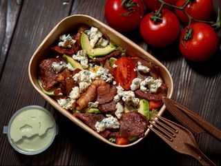 Кобб-салат з яловичиною та беконом (300г)