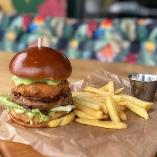 Бургер з курячою котлетою та шайбою сулугуні