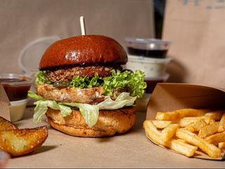 Бургер з курячою котлетою та шайбою сулугуні