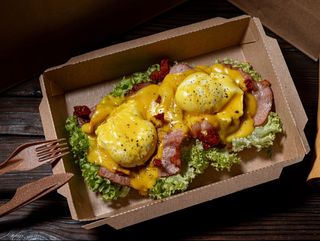 Вафлі Бенедикт з беконом і шинкою