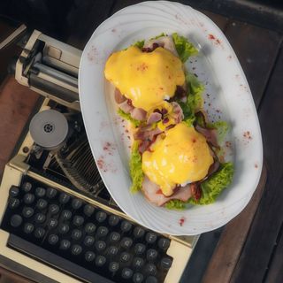 Вафлі Бенедикт з беконом і шинкою