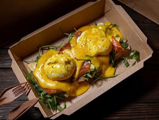 Вафлі Бенедикт з лососем