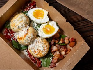 Сирники солоні з вяленими томатами,беконом та яйцем