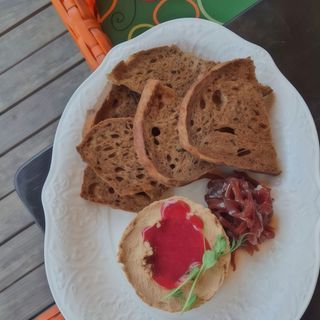 Паштет із курячої печінки та цибулевим конфі