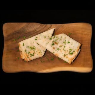 Лаваш з сиром сулугуні та томатами (1шт)